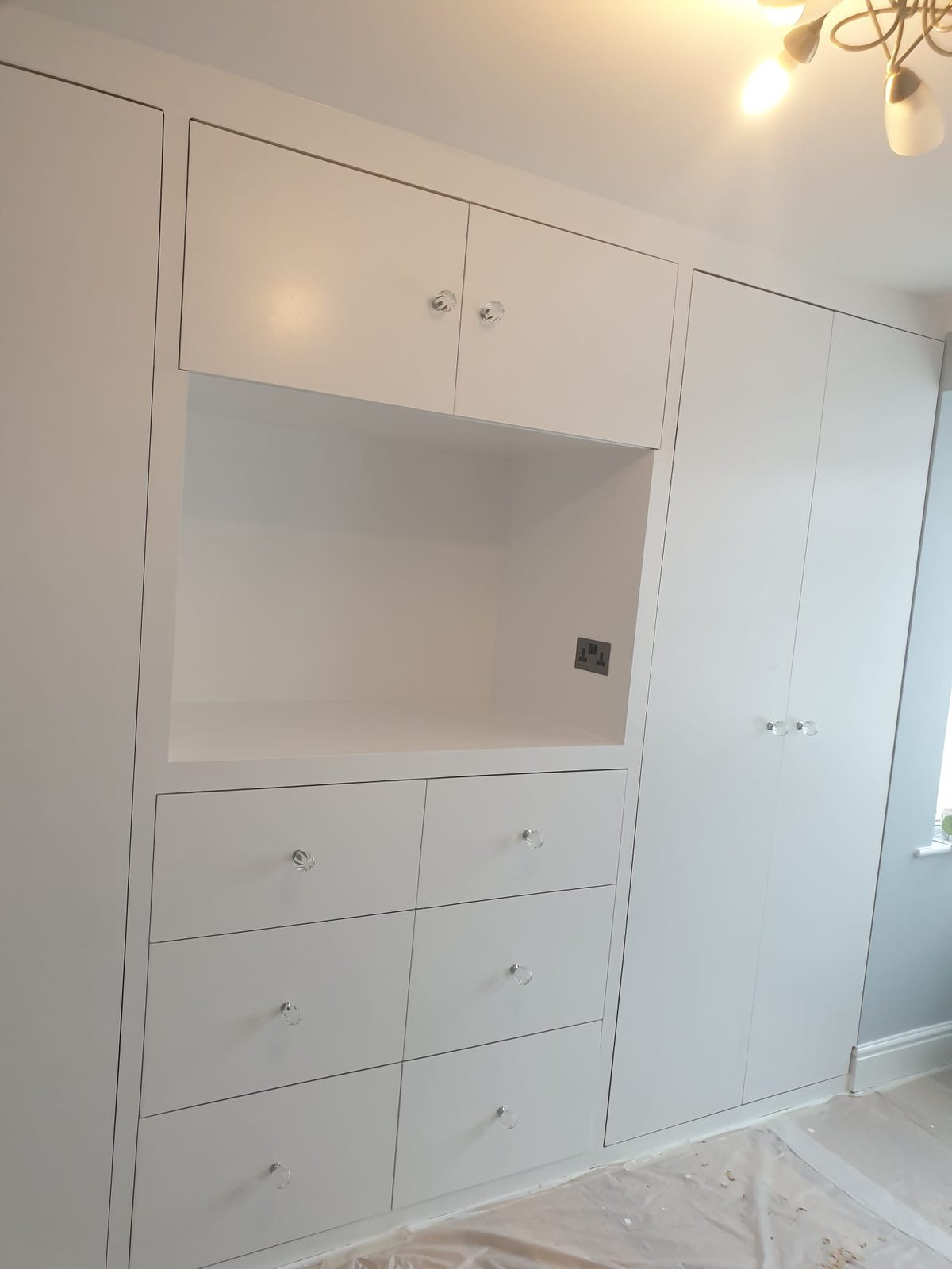 Fitted wardrobe and drawers in white by AG Signature Renovation